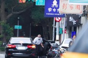 焦作台当局这个单位的公车，给了狗了